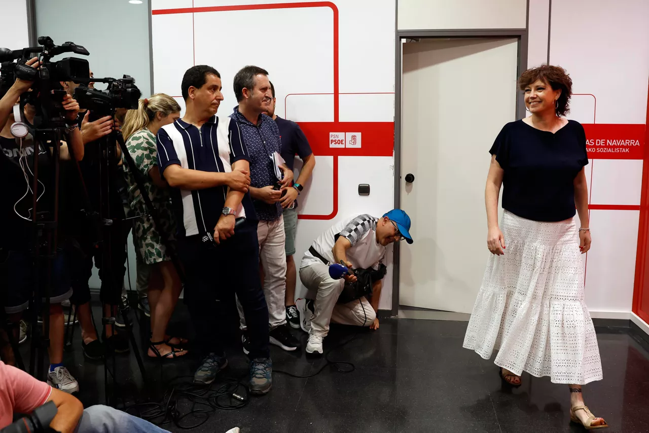 GRAFCAV9092. PAMPLONA, 20/06/2025.- Ainhoa Unzu sustituirá a Ramón Alzórriz como portavoz del PSN en el Parlamento de Navarra tras la dimisión de este último al hacer público que su pareja trabajó de 2021 a 2024 en la empresa Servinabar, supuestamente vinculada a Santos Cerdán. En un receso de la reunión de la Ejecutiva del PSN, Unzu ha comentado a los medios de comunicación que tiene previsto reunirse con sus socios de gobierno (Geroa Bai y Contigo Zurekin) para tratar la situación creada con la supuesta implicación de Satos Cerdán en la trama del caso Koldo y la dimisión de Ramón Alzórriz. EFE/ Jesús Diges
