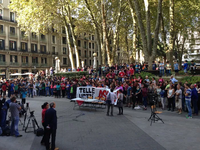 Cientos de jóvenes, en la concentración de este jueves. Foto: uriola.info