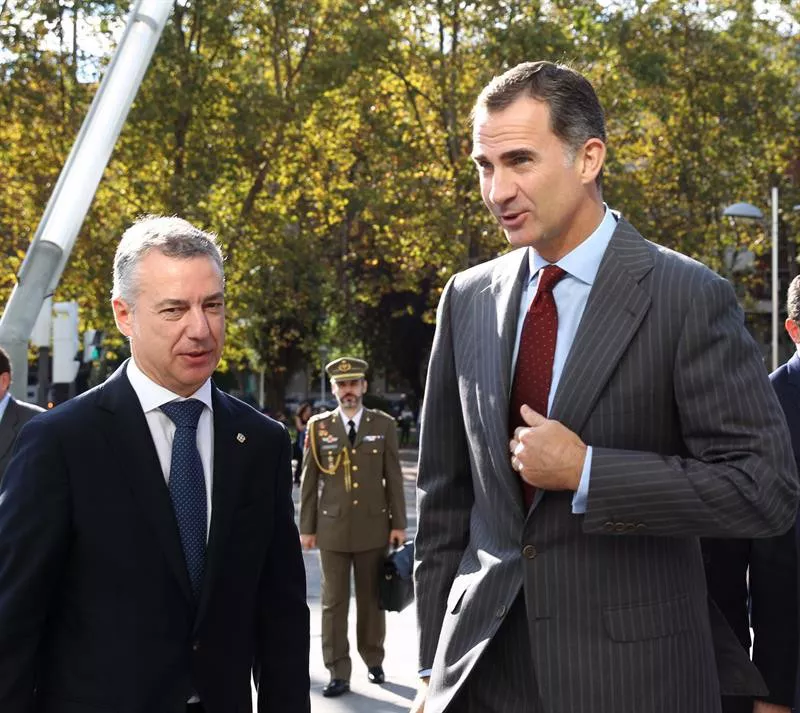 Urkullu y Felipe VI en las puertas del Euskalduna, antes de recibir los insultos. FOto: Efe