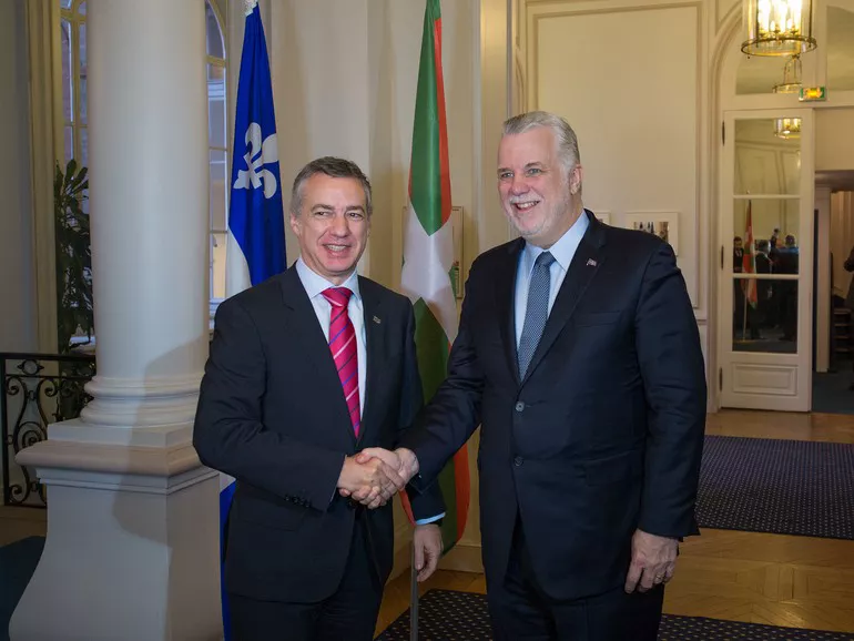 Urkullu en París, con Philippe Couillard, primer ministro de Quebec. Foto: IREKIA