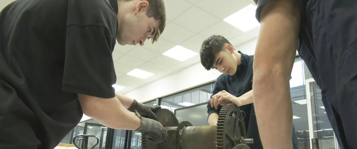 Urnietako elizako erlojua konpontzen ari dira Salestarretako elektromekanika ikasleak