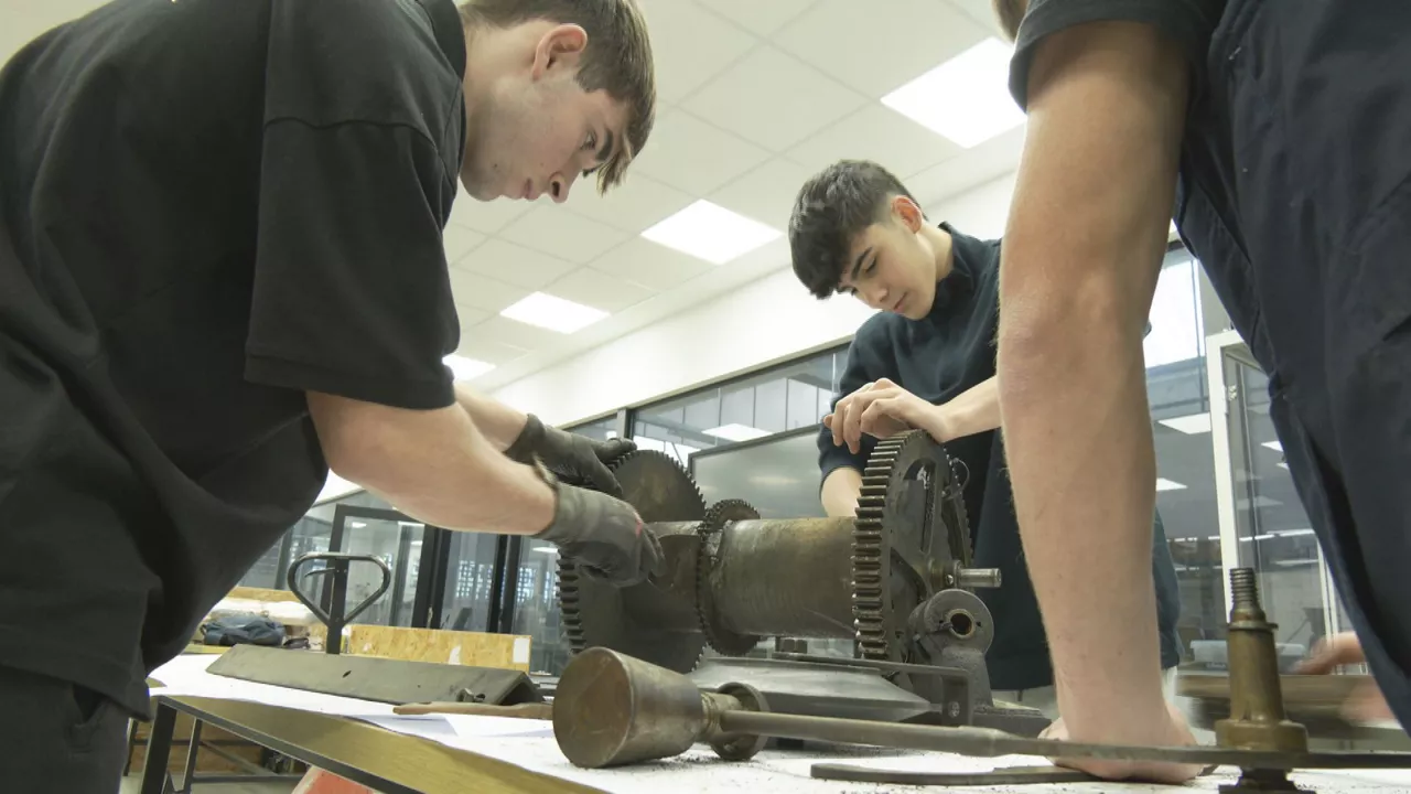 Urnietako elizako erlojua konpontzen ari dira Salestarretako elektromekanika ikasleak