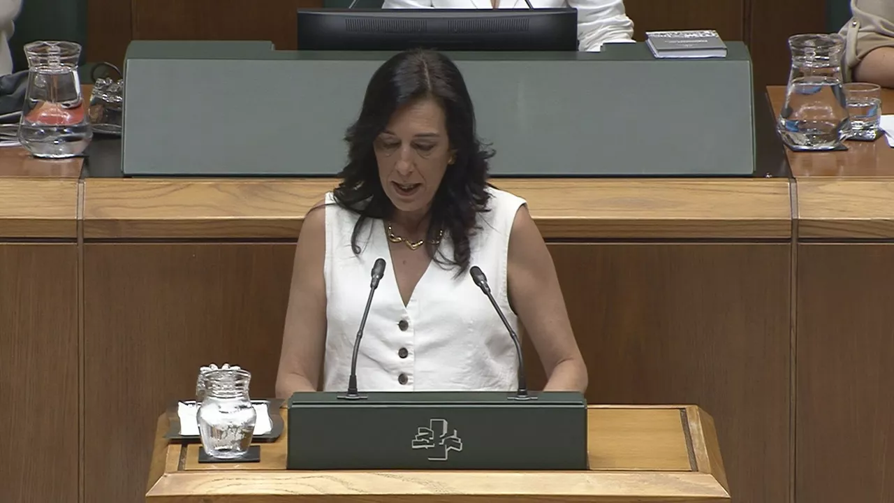 La parlamentaria de Vox Amaia Martínez en el Parlamento Vasco durante el Pleno de Política General