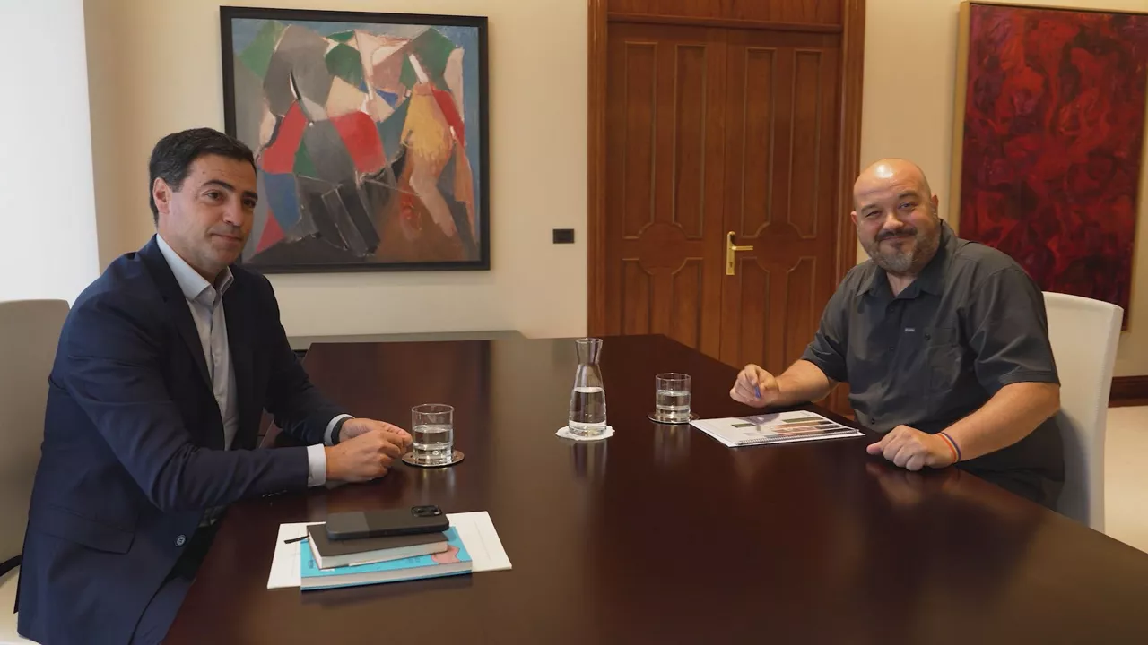 El lehendakari recibe al coordinador general de Podemos Euskadi en Lehendakaritza
Lehendakariak Podemos Euskadiko koordinatzaile nagusia hartu du