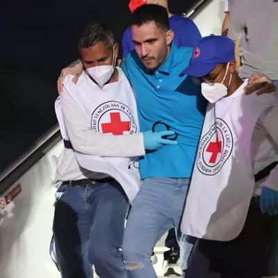 AME3830. MAIQUETÍA (VENEZUELA), 18/07/2025.- Fotografía cedida por el Ministerio del Poder Popular para Relaciones Interiores, Justicia y Paz de Venezuela, donde aparecen integrantes de la Cruz roja ayudando a un migrante deportado este viernes, en el Aeropuerto Internacional Simón Bolívar en Maiquetía (Venezuela). El presidente de Venezuela, Nicolás Maduro, anunció la llegada de migrantes deportados desde Estados Unidos hasta una cárcel de El Salvador, acusados de ser presuntos miembros de la banda transnacional Tren de Aragua. EFE/ Ministerio del Poder Popular para Relaciones Interiores Justicia y Paz /SOLO USO EDITORIAL/ NO VENTAS/ SOLO DISPONIBLE PARA ILUSTRAR LA NOTICIA QUE ACOMPAÑA (CRÉDITO OBLIGATORIO)
