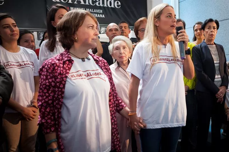 Caracaseko alkatearen eta Leopoldo Lopez oposizioko buruzagaren emazteak ekitaldi batean. EFE