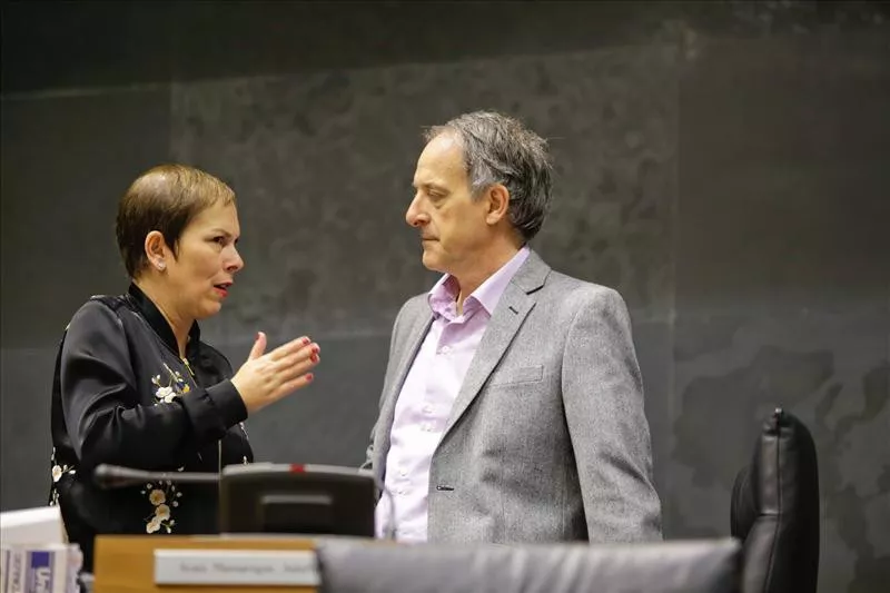 Uxue Barkos (Geroa Bai) eta Adolfo Araiz (EH Bildu) Nafarroako Parlamentuan. Artxiboko argazkia