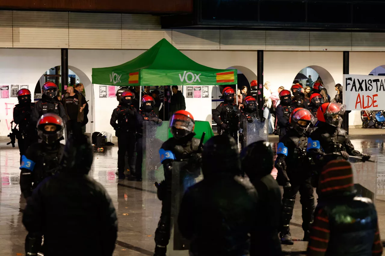 LASARTE-ORIA (GIPUZKOA) (ESPAÑA), 07/11/2025.- Una protesta contra la instalación de una mesa informativa por parte de Vox este viernes en el centro de Lasarte-Oria (Gipuzkoa) ha provocado algún momento de tensión y ha obligado a intervenir a la Ertzaintza. EFE/Juan Herrero
