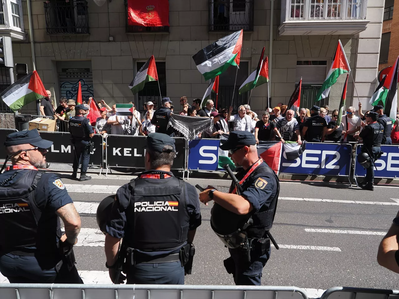 Manifestantes esperan el paso de los ciclistas durante la 18ª etapa de la Vuelta a España, a 11 de septiembre de 2025, en Valladolid, Castilla y León (España). La contrarreloj individual de hoy ha sido modificada para garantizar la seguridad y ha pasado de 27,2 kilómetros a 12.2 kilómetros. El motivo de la reducción es por las manifestaciones pro-palestinas de las dos últimas semanas durante algunas etapas de la competición.



Photogenic/Claudia Alba / Europa Press

11/9/2025