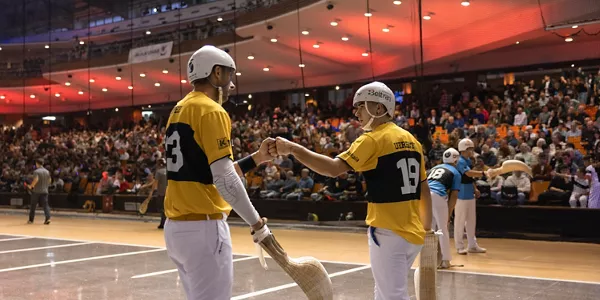 Imanol Lopez eta Urreisti, elkar agurtzen. Argazkia: Eraman!