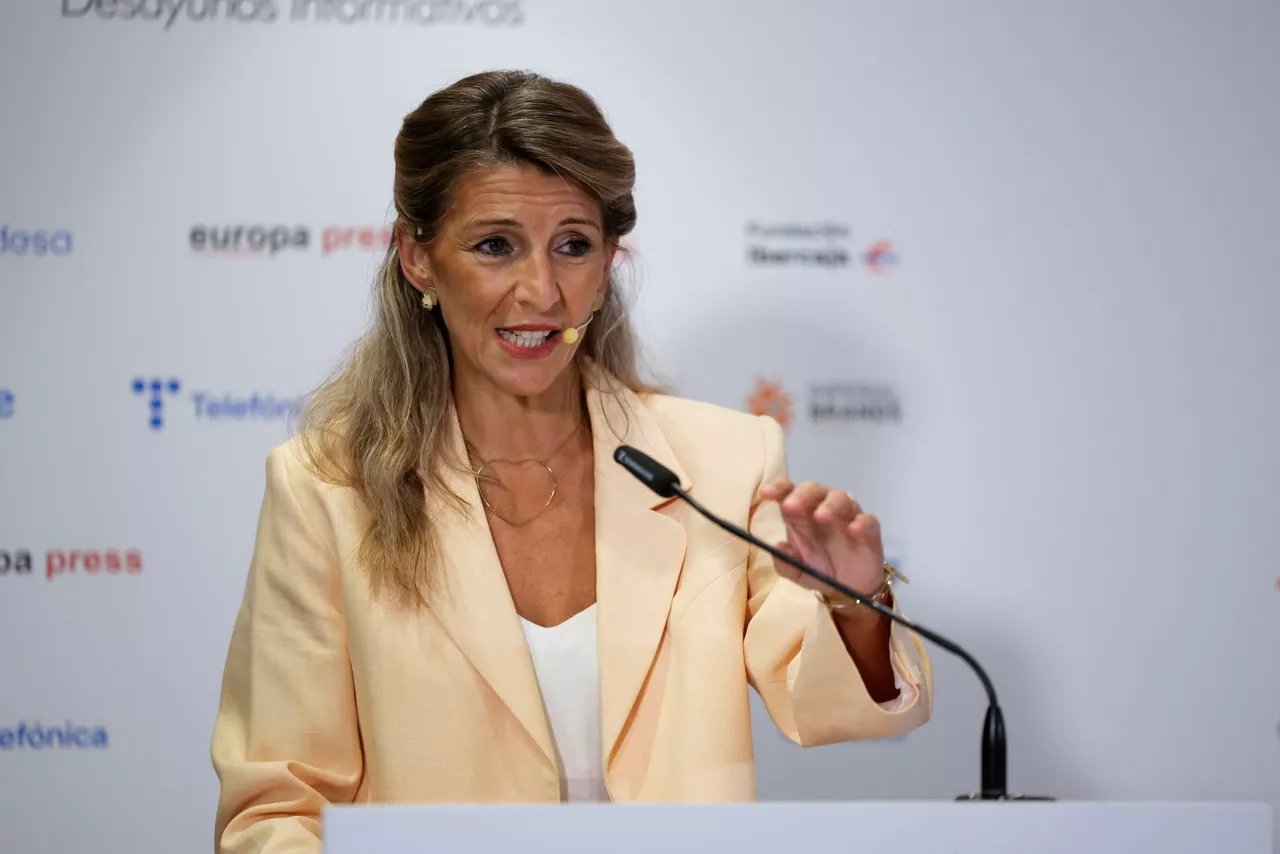 MADRID (ESPAÑA), 09/10/2025.- La vicepresidenta segunda y ministra de Trabajo y Economía Social, Yolanda Díaz durante un desayuno informativo este jueves en Madrid. EFE/ Zipi
