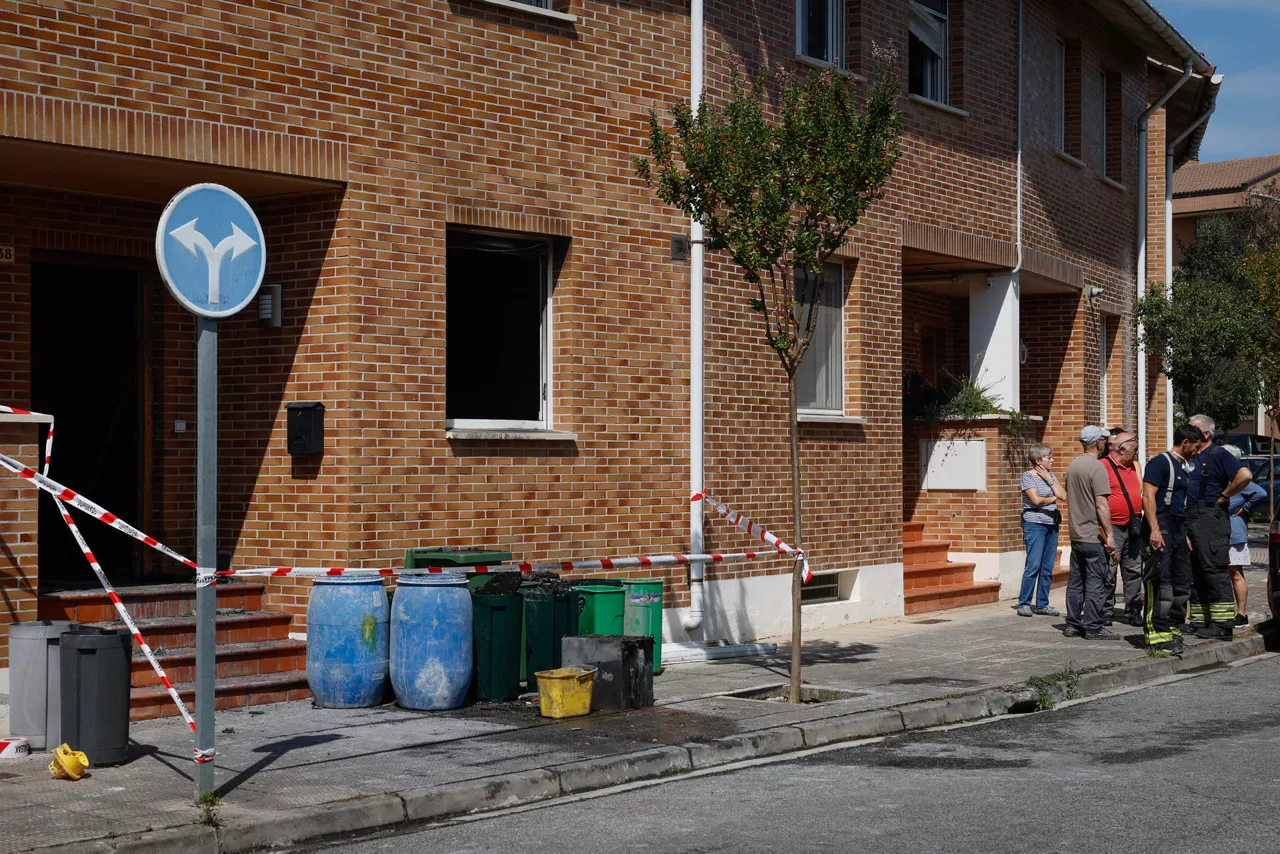 Un hombre de 64 años ha resultado herido con quemaduras en la mano y la cara este domingo tras declararse un incendio en su vivienda adosada de Zizur Mayor tras arder las baterías de la instalación solar de su casa. 