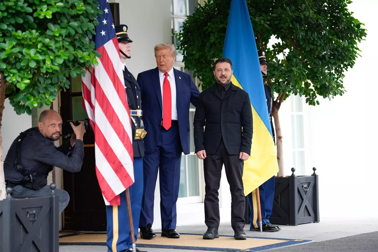 WASHINGTON (United States), 18/08/2025.- US President Donald Trump (L) greets Ukrainian President Volodymyr Zelensky (R) before their meeting with European Leaders at the White House in Washington, DC, USA, 18 August 2025. US President Trump is meeting with European leaders and President Zelensky to discuss the conflict between Ukraine and Russia. (Rusia, Ucrania) EFE/EPA/YURI GRIPAS / POOL
