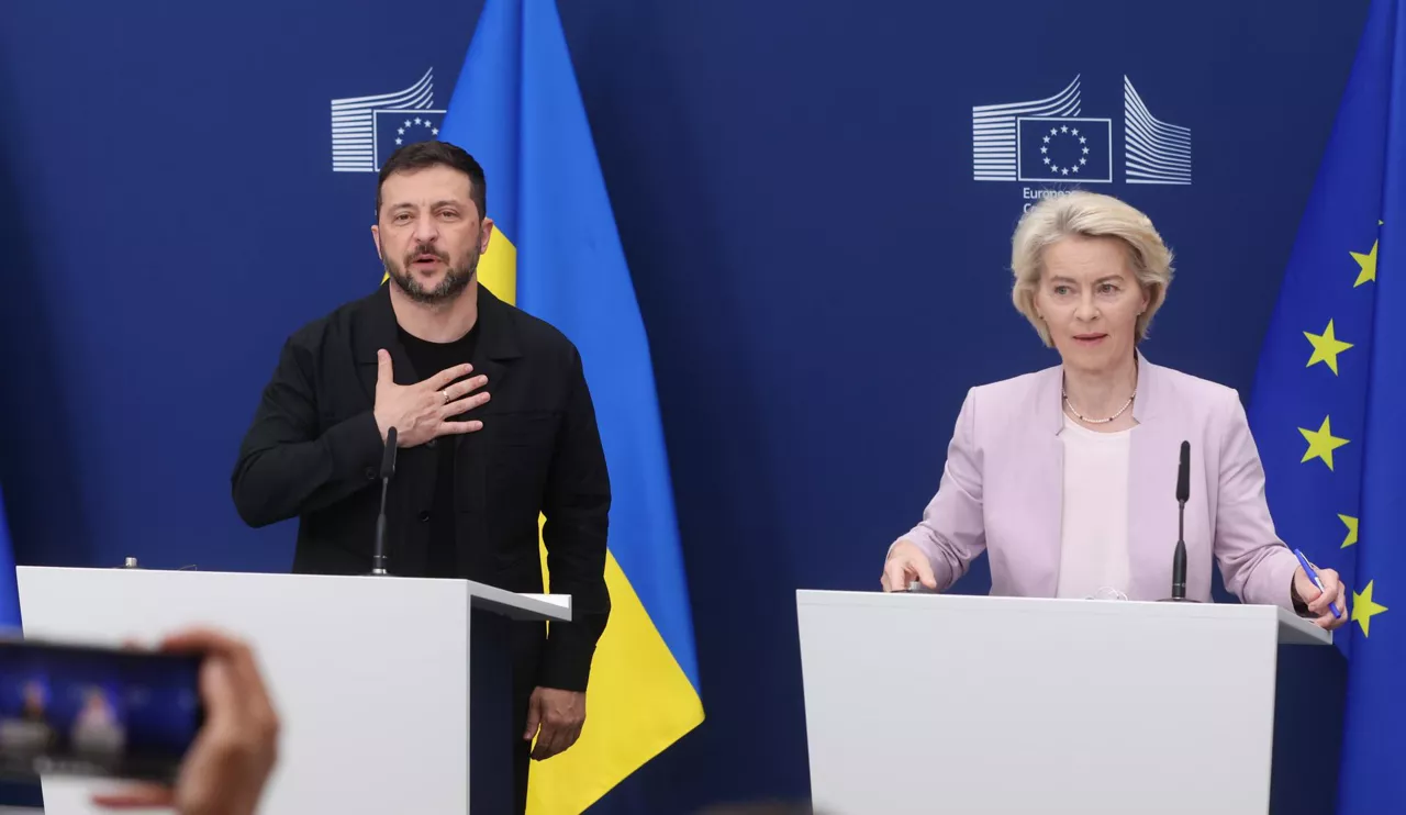 Brussels (Belgium), 17/08/2025.- European Commission President Ursula von der Leyen (R) and Ukrainian President Volodymyr Zelensky (L) hold a press conference after their meeting in Brussels, Belgium, 17 August 2025. (Bélgica, Ucrania, Bruselas) EFE/EPA/OLIVIER HOSLET
