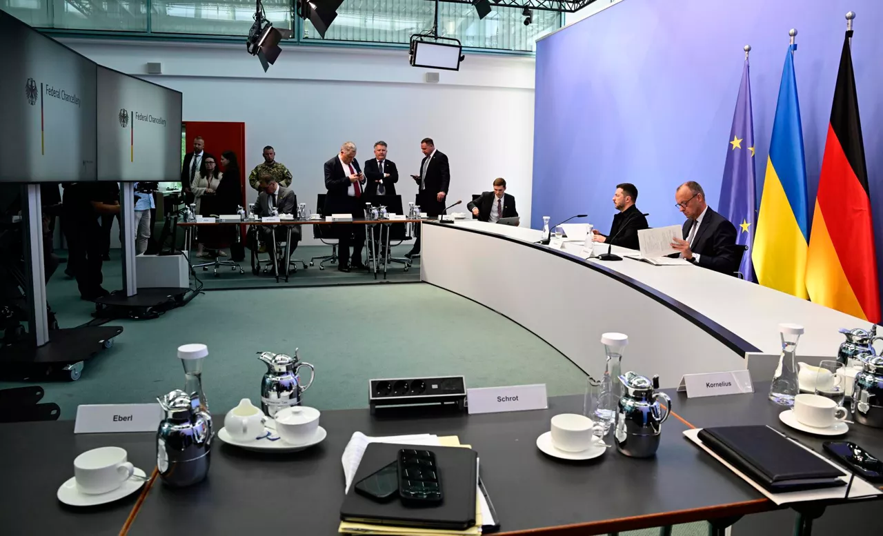 BERLIN (Germany), 13/08/2025.- Ukrainian President Volodymyr Zelensky (2-R) and German Chancellor Friedrich Merz (R) sit prior to an online meeting with other European leaders to discuss the ongoing war in Ukraine, at the Chancellery in Berlin, Germany, 13 August 2025. (Alemania, Ucrania) EFE/EPA/JOHN MACDOUGALL / POOL
