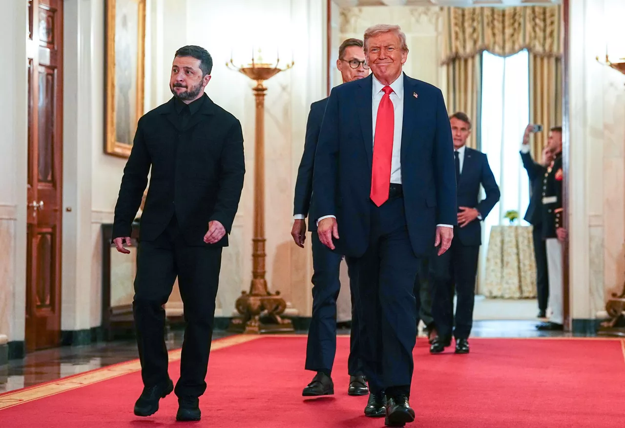 WASHINGTON (United States), 18/08/2025.- United States President Donald J Trump leads European Leaders through the Cross Hall of the White House in Washington, DC, USA, 18 August 2025. European Leaders are at the White House in support of President Zelenskyy following President Trump’s meeting with President Vladimir Putin of Russia in Anchorage, Alaska, USA, on August 15, 2025. (Rusia, Ucrania, Estados Unidos) EFE/EPA/AARON SCHWARTZ / POOL
