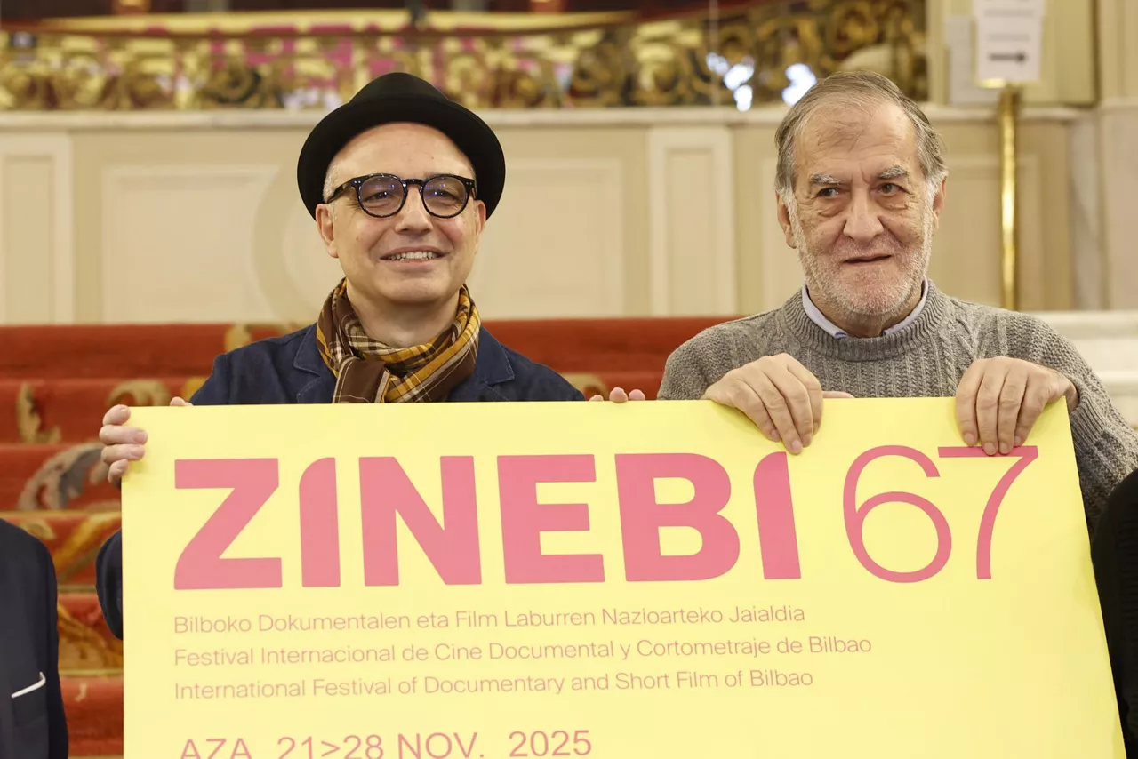 BILBAO, 20/11/2025.- El festival de cine ZINEBI ha ofrecido este jueves en Bilbao una rueda de prensa con el cineasta bilbaíno Pablo Berger (i), director de “Robot Dreams” que recibirá el viernes uno de los Mikeldis de Honor en reconocimiento a una obra que ha expandido los límites del imaginario cinematográfico, y en la que han participado al director del certamen, Joseba Lopezortega, y el actor Ramón Barea (d), entre otros. EFE/ Miguel Toña
