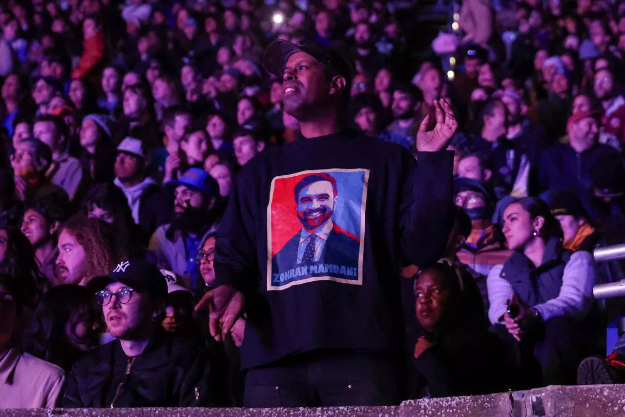 NEW YORK (United States), 27/10/2025.- Audience members react during the 'New York Is Not For Sale' rally at Forest Hills Stadium in the Queens borough of New York, New York, USA, 26 October 2025. The event, hosted by Democratic frontrunner in the New York City mayoral race Zohran Mamdani, will feature Senator Bernie Sanders and US Representative Alexandria Ocasio-Cortez, ahead of Election Day for New York City mayor on 04 November. (Alejandría, Nueva York) EFE/EPA/SARAH YENESEL
