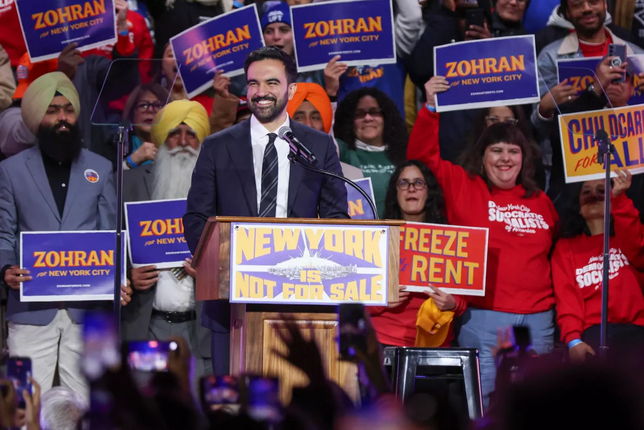 NEW YORK (United States), 27/10/2025.- Democratic nominee for the mayor of New York City Zohran Mamdani (C) speaks during the 'New York Is Not For Sale' rally at Forest Hills Stadium in the Queens borough of New York, New York, USA, 26 October 2025. The event, hosted by Democratic frontrunner in the New York City mayoral race Zohran Mamdani, will feature Senator Bernie Sanders and US Representative Alexandria Ocasio-Cortez, ahead of Election Day for New York City mayor on 04 November. (Alejandría, Nueva York) EFE/EPA/SARAH YENESEL
