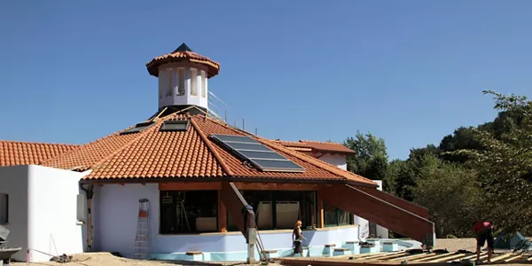 Artzentaleseko (Bizkaia) Amalurraren komunitatea eta hotela. Argazkia: EITB.COM
