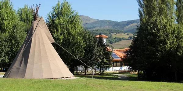 Artzentaleseko (Bizkaia) Amalurraren komunitatea eta hotela. Argazkia: EITB.COM
