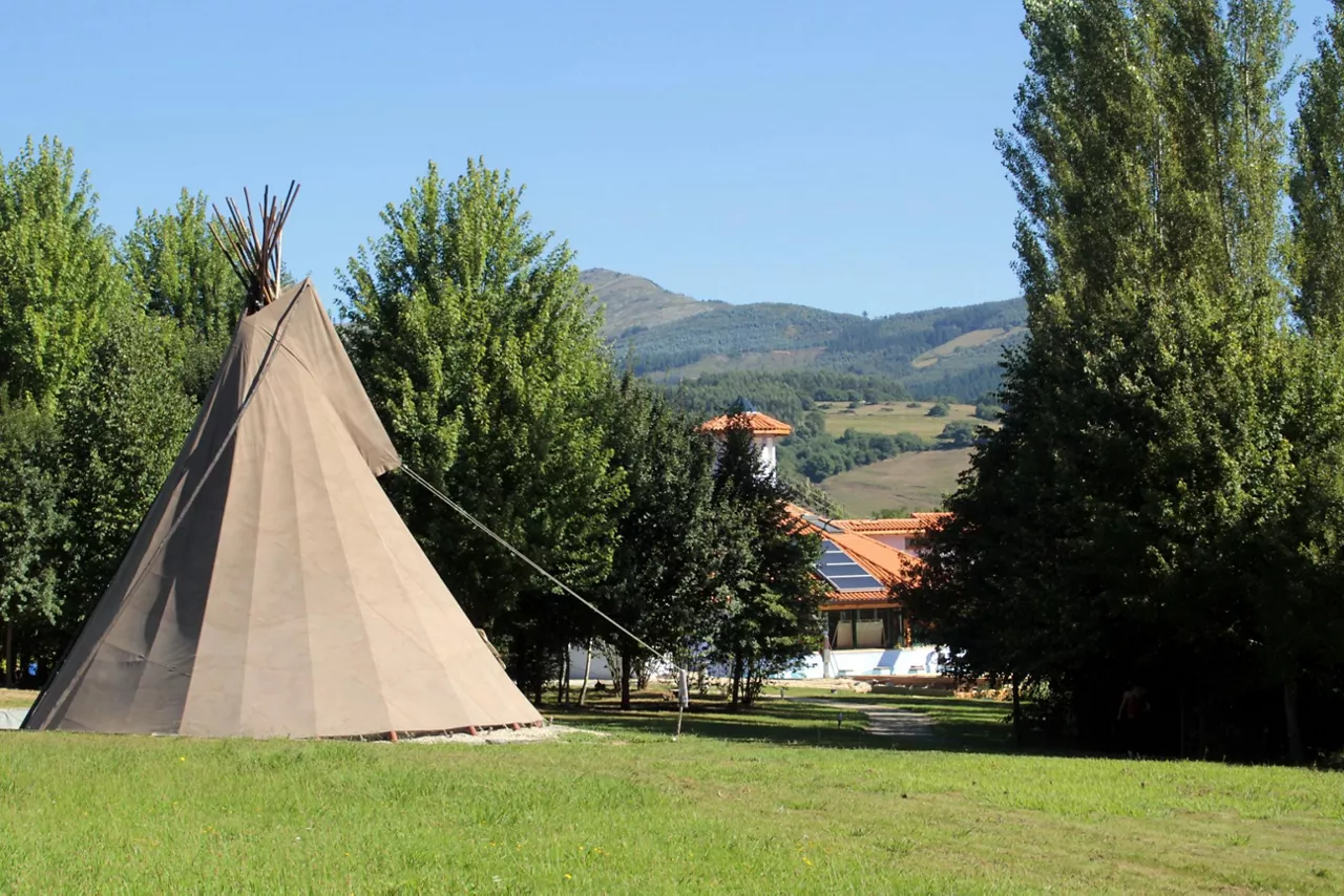 Artzentaleseko (Bizkaia) Amalurraren komunitatea eta hotela. Argazkia: EITB.COM