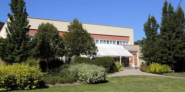 Artzentaleseko (Bizkaia) Amalurraren komunitatea eta hotela. Argazkia: EITB.COM