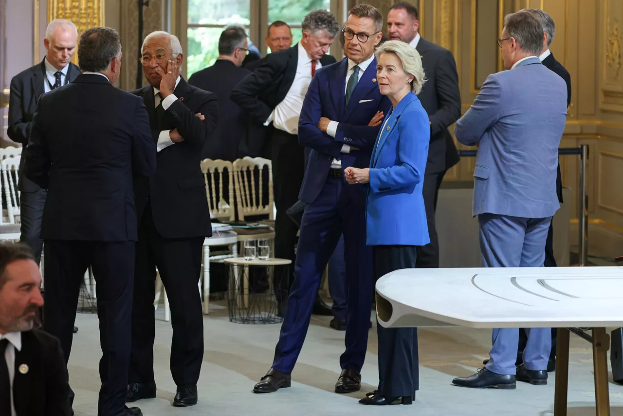 Paris (France), 04/09/2025.- European Commission President Ursula von der Leyen (2-R) speaks with Finland's President Alexander Stubb (3-R) as they wait for the start of the Coalition of the Willing Summit at the Elysee Presidential Palace in Paris, France, 04 September 2025. European leaders and Ukrainian President Volodymyr Zelensky met in Paris on 04 September 2025 in a renewed effort to pressure Russia's President Vladimir Putin after he vowed that Russia will continue fighting in Ukraine if no peace deal is reached. (Finlandia, Francia, Rusia, Ucrania) EFE/EPA/LUDOVIC MARIN / POOL MAXPPP OUT
