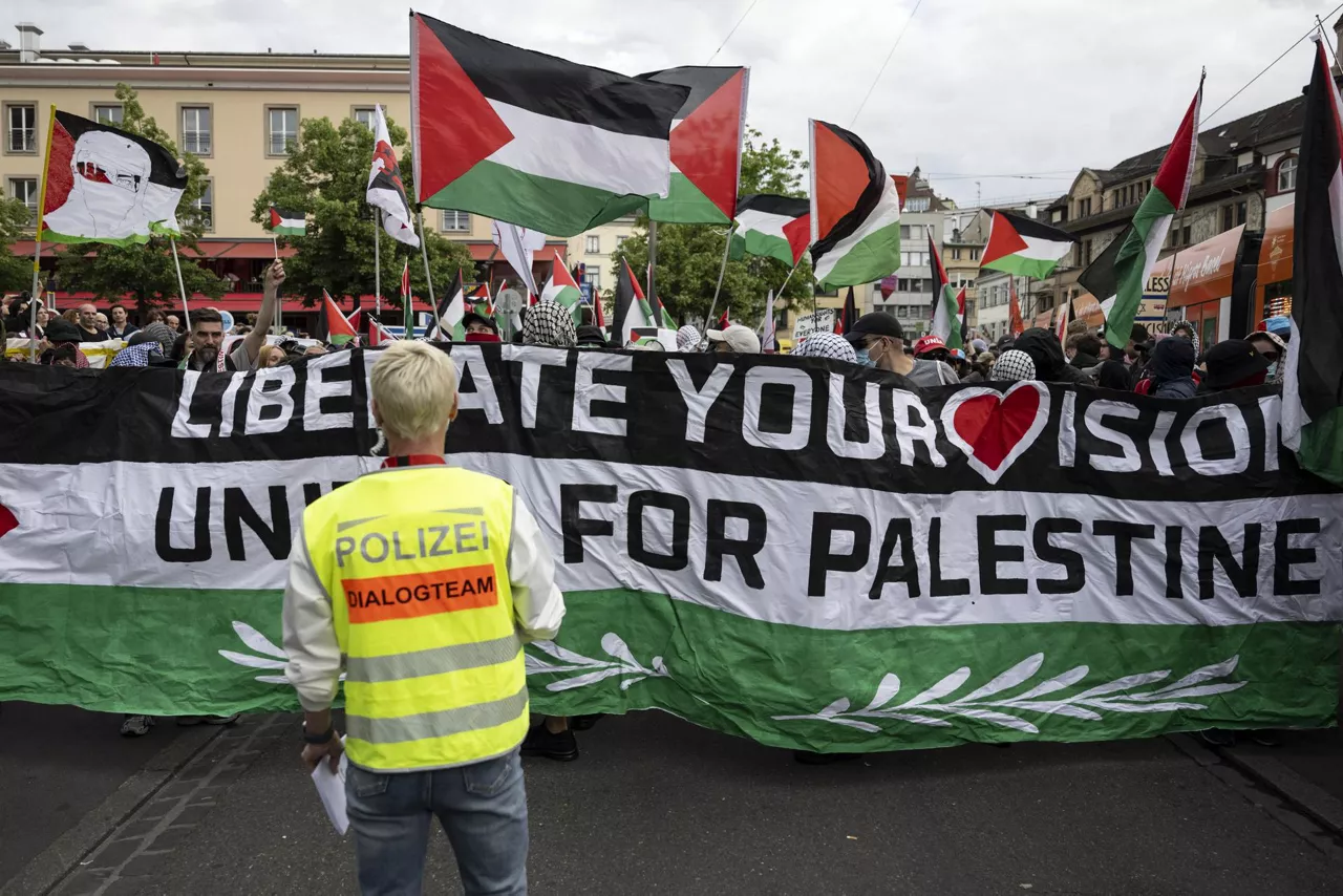 BASEL (Switzerland), 17/05/2025.- Crowds stage a Pro-Palestine rally at the Barfuesserplatz ahead of the grand final of the 69th Eurovision Song Contest (ESC) in Basel, Switzerland, 17 May 2025. (Protestas, Suiza, Basilea) EFE/EPA/PETER SCHNEIDER
