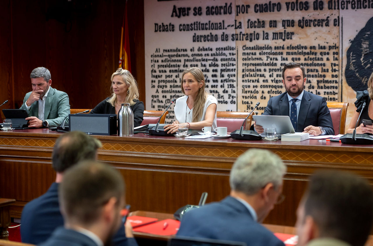 La vicepresidenta tercera y ministra para la Transición Ecológica y el Reto Demográfico, Sara Aagesen (2d), comparece ante la comisión de Transición Ecológica, a 27 de agosto de 2025, en Madrid (España). La comparecencia se da para informar sobre las medidas adoptadas por su ministerio ante la grave situación de incendios forestales que afecta a distintos territorios del país, con un impacto severo sobre el medio ambiente, la biodiversidad y el equilibrio ecológico de las zonas afectadas.



Alberto Ortega / Europa Press

27/8/2025