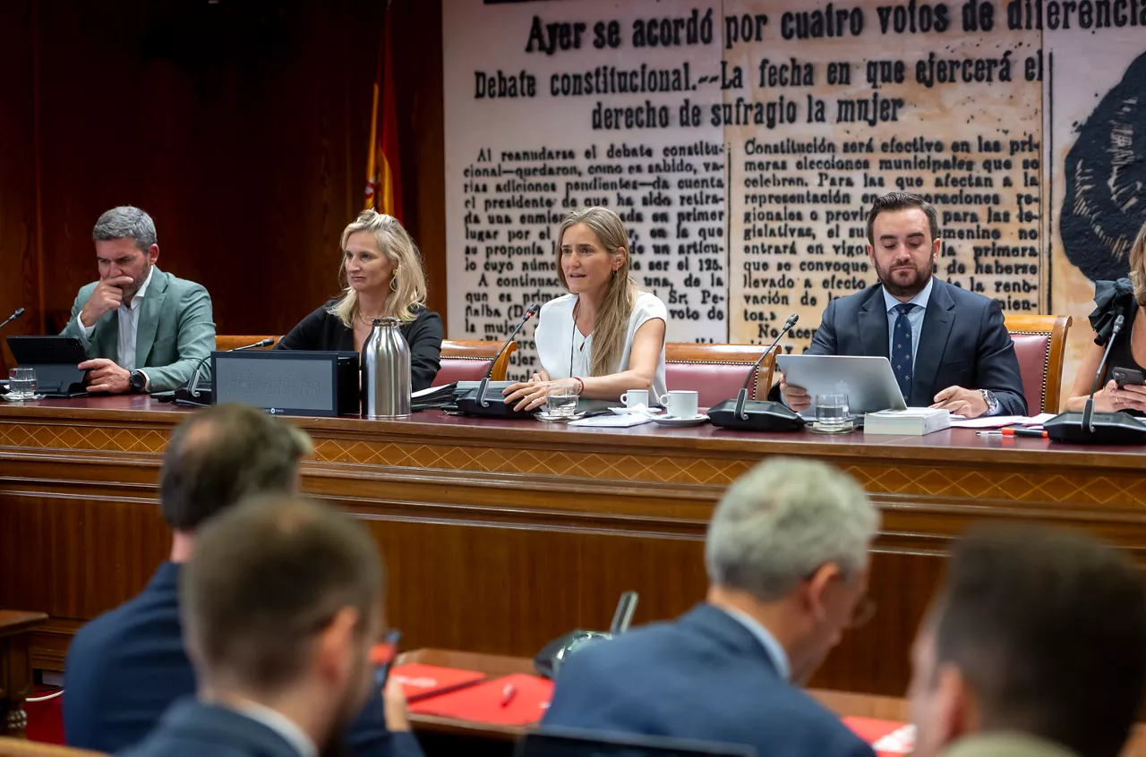 La vicepresidenta tercera y ministra para la Transición Ecológica y el Reto Demográfico, Sara Aagesen (2d), comparece ante la comisión de Transición Ecológica, a 27 de agosto de 2025, en Madrid (España). La comparecencia se da para informar sobre las medidas adoptadas por su ministerio ante la grave situación de incendios forestales que afecta a distintos territorios del país, con un impacto severo sobre el medio ambiente, la biodiversidad y el equilibrio ecológico de las zonas afectadas.



Alberto Ortega / Europa Press

27/8/2025