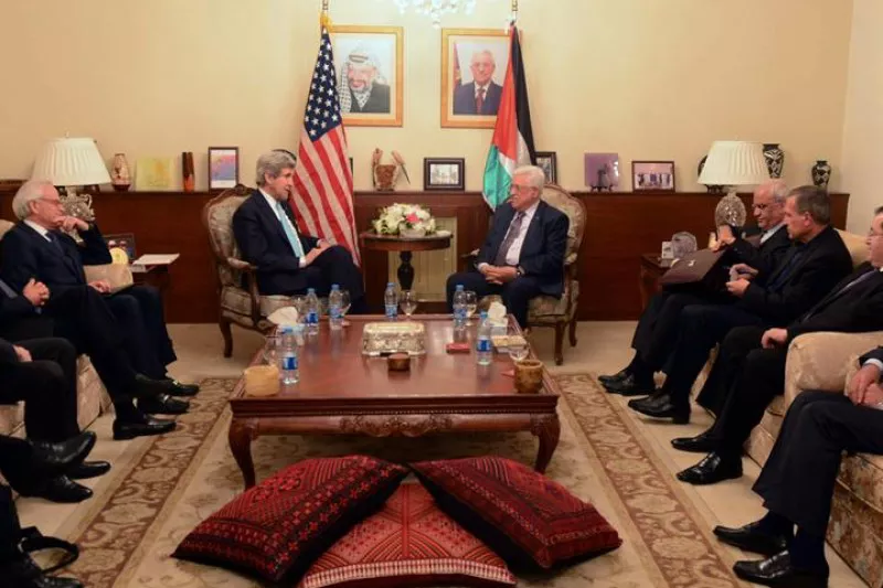 El presidente palestino, Mahmud Abás, y el secretario de Estado de EEUU, John Kerry, el 26 de marzo