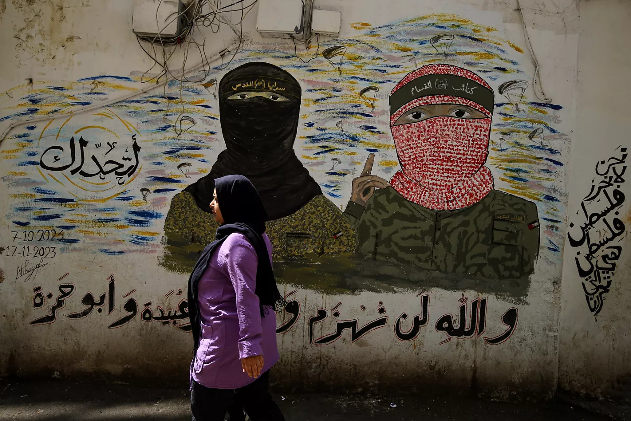 (Foto de ARCHIVO)

April 5, 2024, Beirut, Beirut, Lebanon: A Palestinian refugee woman walks past a mural that shows both spokesmen of Hamas al-Qassam Brigade and Islamic Jihad in Gaza, ABU OBAIDA and ABU HAMZA, during a ceremony to mark Al-Quds International Day in the refugee camp of Burj al-Barjneh in Beirut that comes the last Friday of the holy month of Ramadan. The event was initiated in 1979 in Iran, shortly after the Islamic Revolution.



Europa Press/Contacto/Marwan Naamani

05/4/2024