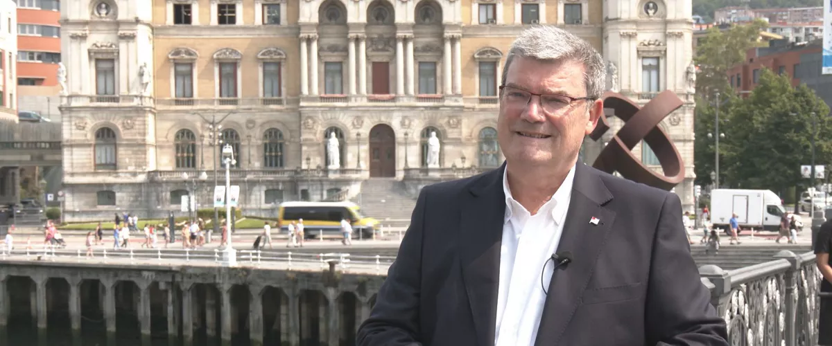 El alcalde de Bilbao Juan Mari Aburto desea que la ciudadanía disfrute de Aste Nagusia en un ambiente de libertad y seguridad. Sostiene que la Comisión de Fiestas se encarga de aunar diferentes puntos de vista para que estas sean “las mejores fiestas del mundo”. En esta entrevista, ha apelado al respeto y la convivencia para disfrutar en armonía de Aste Nagusia.