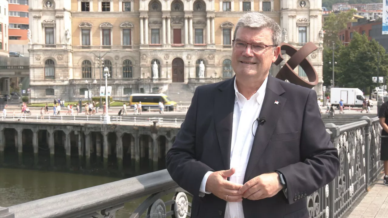 El alcalde de Bilbao Juan Mari Aburto desea que la ciudadanía disfrute de Aste Nagusia en un ambiente de libertad y seguridad. Sostiene que la Comisión de Fiestas se encarga de aunar diferentes puntos de vista para que estas sean “las mejores fiestas del mundo”. En esta entrevista, ha apelado al respeto y la convivencia para disfrutar en armonía de Aste Nagusia.