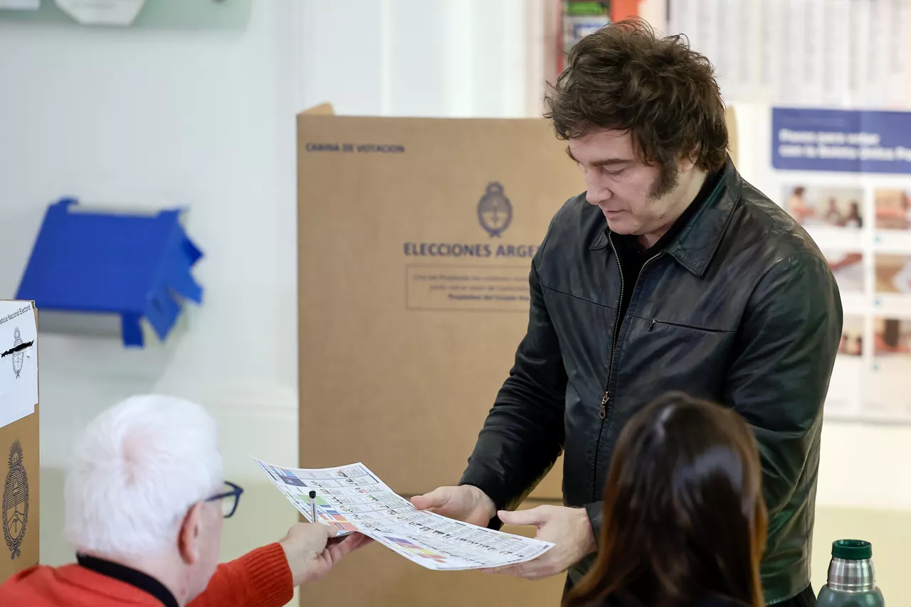  El presidente de Argentina, Javier Milei, vota este domingo, en la Universidad Tecnológica Nacional, en Buenos Aires (Argentina). El ultraderechista Milei, emitió su voto en las elecciones legislativas que se celebran en el país suramericano, primer test electoral a nivel nacional para su Gobierno, iniciado a finales de 2023. EFE/ Juan Ignacio Roncoroni
