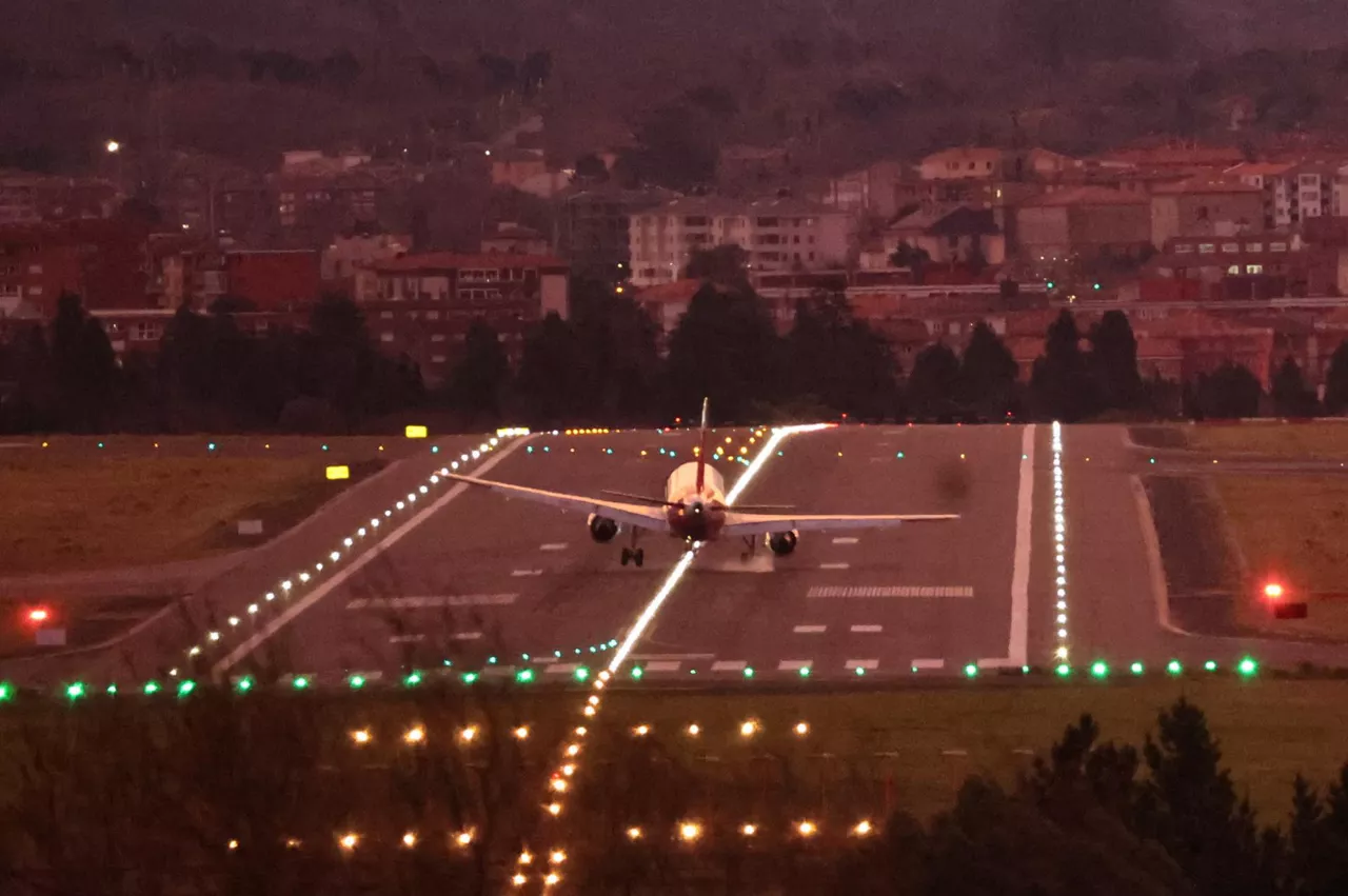 Un avión con dificultades en el momento de tomar tierra en el aeropuerto de Bilbao este miércoles. El temporal ha cancelado un vuelo a Santiago de Compostela previsto para las 7.00 horas.  Las rachas ya han alcanzado los 130 km/h, en Punta Galea 128, en Cerroja (Carranza) 121 y Orduña 120, según datos dados a conocer por Euskalmet. EFE/Luis Tejido
