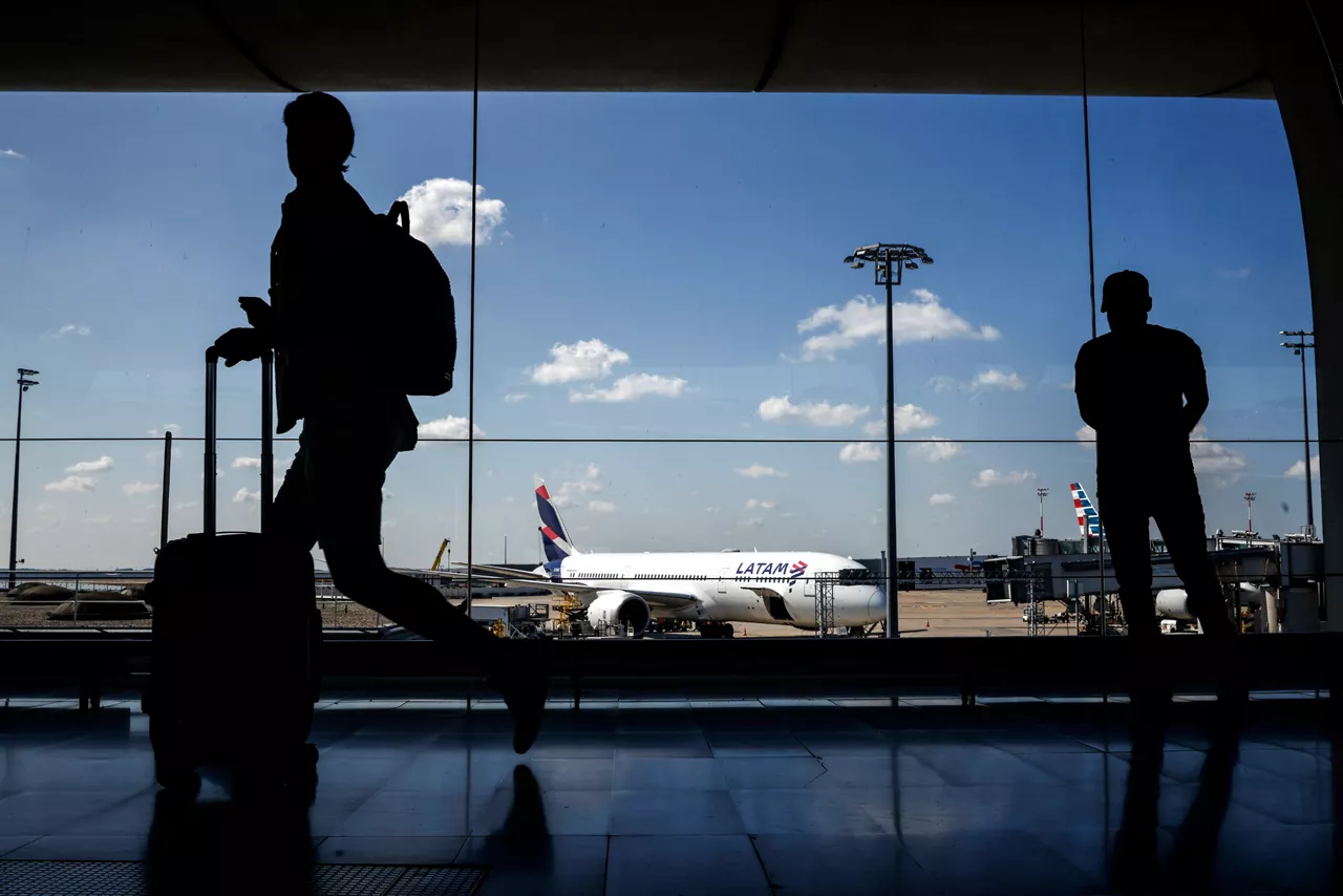 Roissy en France (France), 03/07/2025.- Passengers inside Roissy-Charles de Gaulle Airport during a French air traffic controllers' strike, in Roissy-en-France outside Paris, France, 03 July 2025. The French UNSA-ICNA union has called for a two-day strike on 03 and 04 July over working conditions, causing travel disruption. (Francia) EFE/EPA/YOAN VALAT
