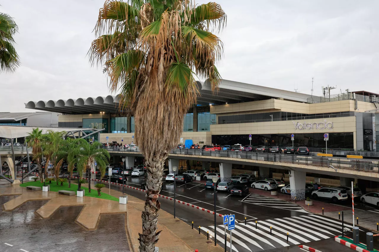 MANISES (VALÈNCIA), 24/07/2025.- Aeropuerto de Manises (València). La compañía Vueling desembarcó este miércoles en el aeropuerto de València a un grupo de adolescentes franceses de un vuelo con destino París debido al "comportamiento conflictivo" de estos pasajeros que ponía "en riesgo el desarrollo seguro del vuelo", según ha informado la aerolínea y han confirmado a EFE fuentes de la Guardia Civil. EFE/ Kai Forsterling
