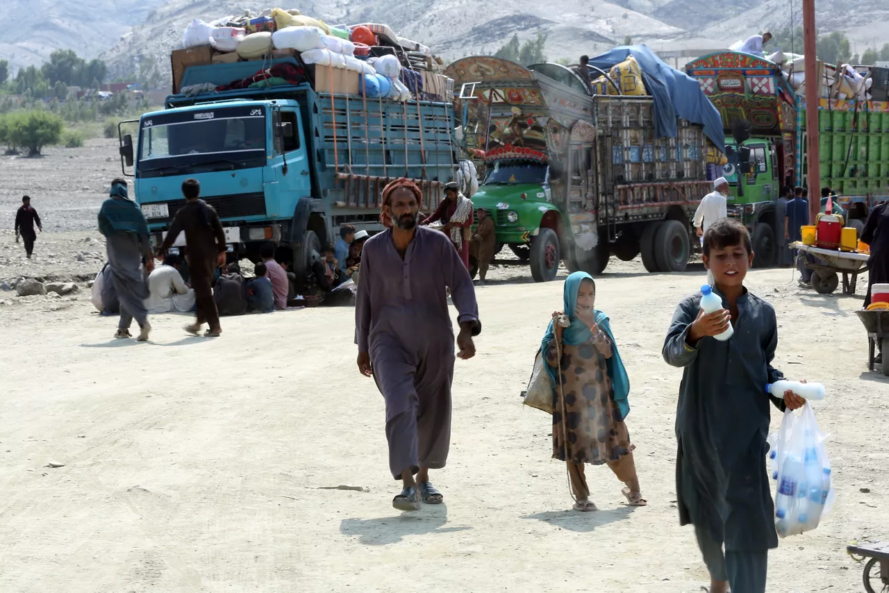 TORKHAM (Afghanistan), 31/08/2025.- Afghan refugees cross into Afghanistan at the Pakistani-Afghan border near Torkham, Afghanistan, 31 August 2025. With support from the Saudi King Salman Charity Foundation and cooperation from the Towhid Charity Foundation, food aid has been distributed to 5,000 Afghan refugees in Torkham. To date, 2,500 families have received assistance, and aid for an additional 2,500 families is currently being provided. (Afganistán) EFE/EPA/STRINGER
