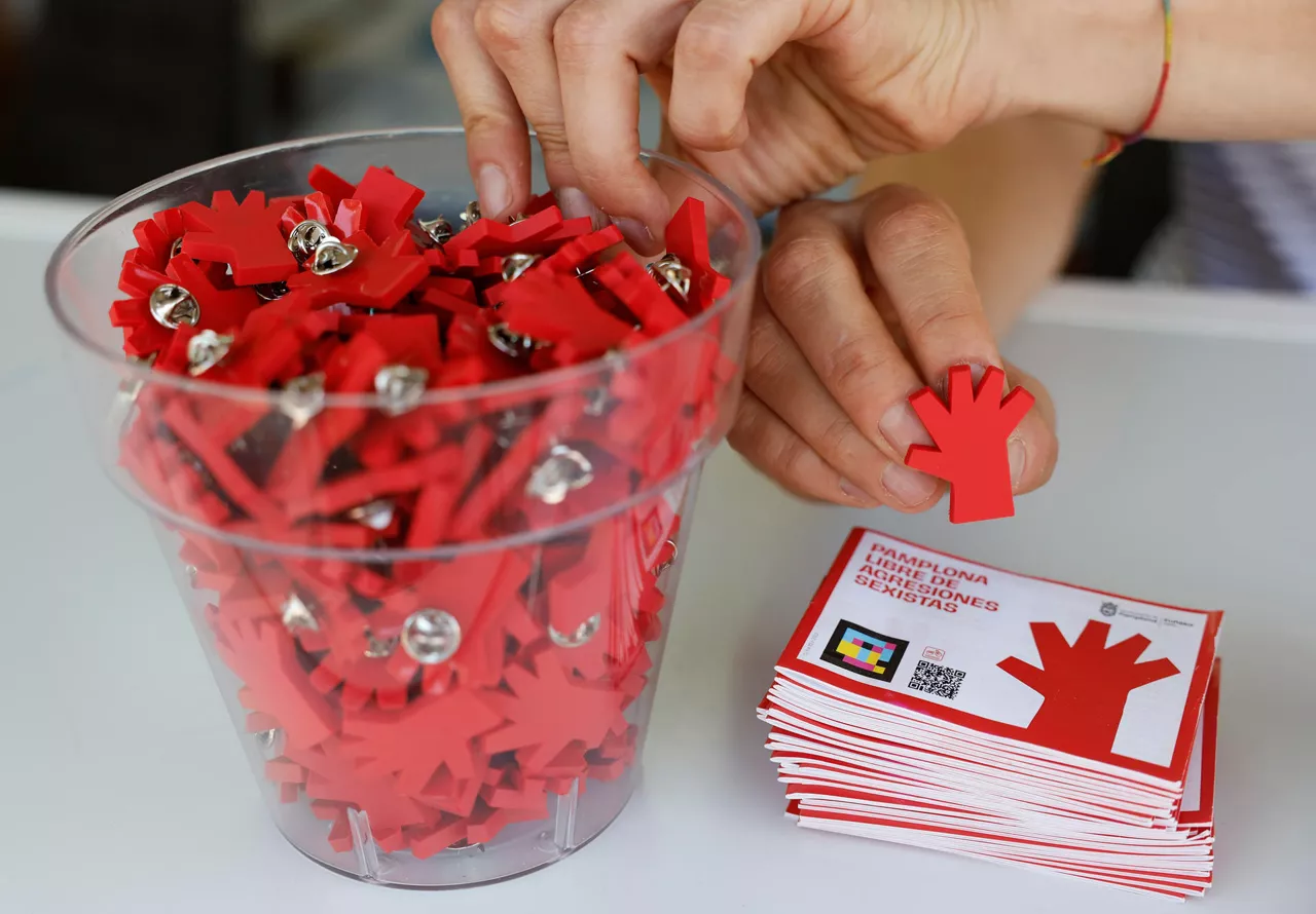 GRAFCAV9647. PAMPLONA, 04/07/2025.- Un año más, el Ayuntamiento de Pamplona ha instalado en la Plaza del Castillo el punto de información sobre la campaña “Pamplona libre de agresiones sexistas / Eraso sexistarik Gabe, Iruña aske”, que abrirá del 5 al 14 de julio. El alcalde de Pamplona, Joseba Asiron; la concejala delegada de Igualdad, Acción Comunitaria, Barrios, Participación Ciudadana y Euskera, Zaloa Basabe; y el concejal delegado de Acción Social, Txema Mauléon, han participado esta mañana en la apertura simbólica del punto de información que se concibe como un espacio para facilitar a las chicas y mujeres que lo necesiten ser atendidas por un servicio especializado y ofrecerles información sobre recursos a dónde acudir, direcciones, horarios y acompañamiento. EFE/ Jesús Diges
