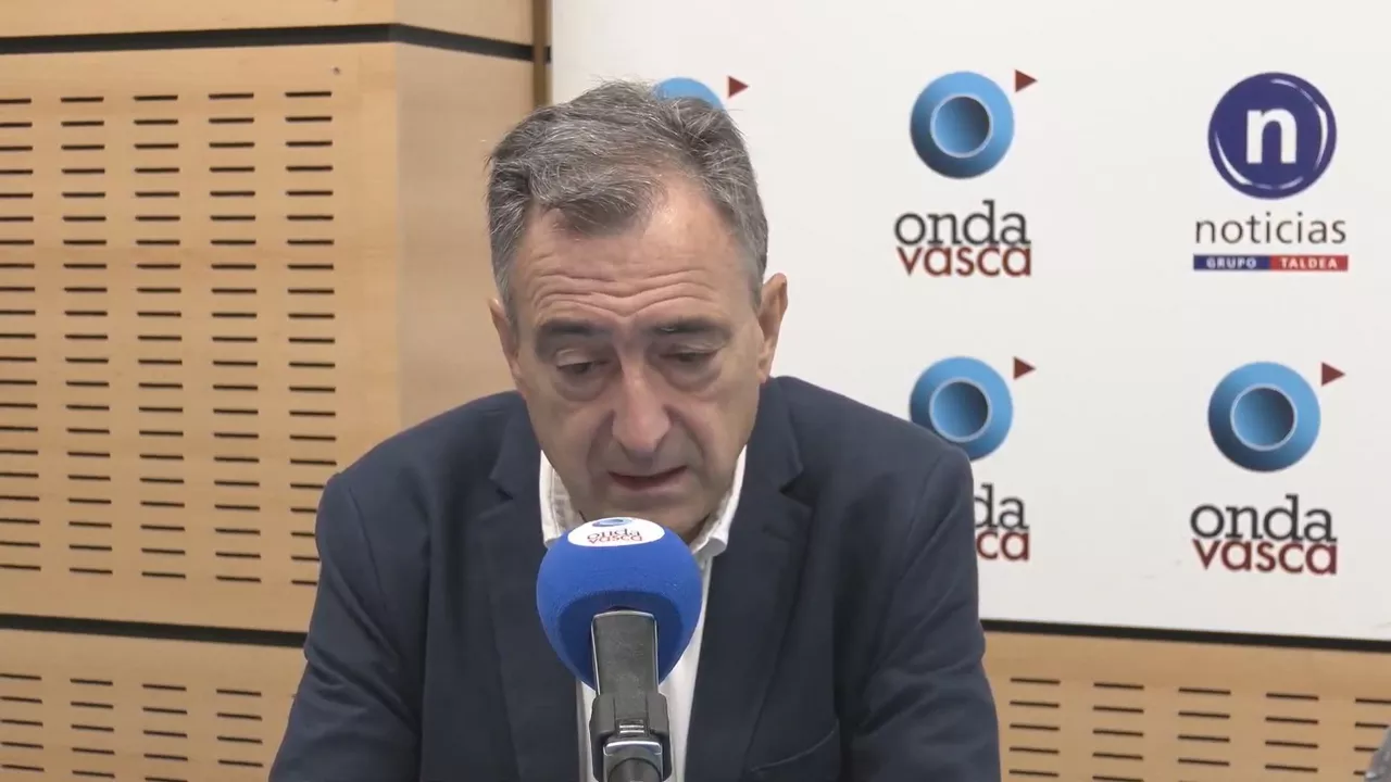Entrevistado en Onda Vasca, el presidente del EBB del PNV Aitor Esteban se ha referido a los altercados en Vitoria-Gasteiz entre manifestantes de la Falange y contramanifestantes. El jeltzale asegura que "el problema es" que EH Bildu está "dando por buena la utilización de la violencia para contrarrestar lo que a ellos no les gustaba".