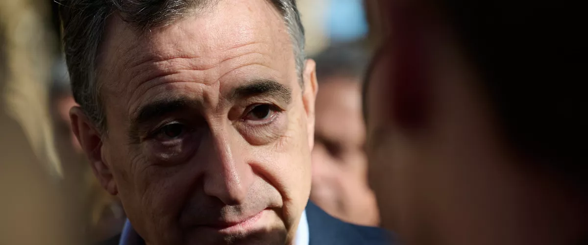 PAMPLONA, 17/11/2025.- El presidente del PNV, Aitor Esteban, este lunes en Pamplona, antes de la celebración de la reunión semanal del Euzkadi Buru Batzar. EFE/Iñaki Porto
