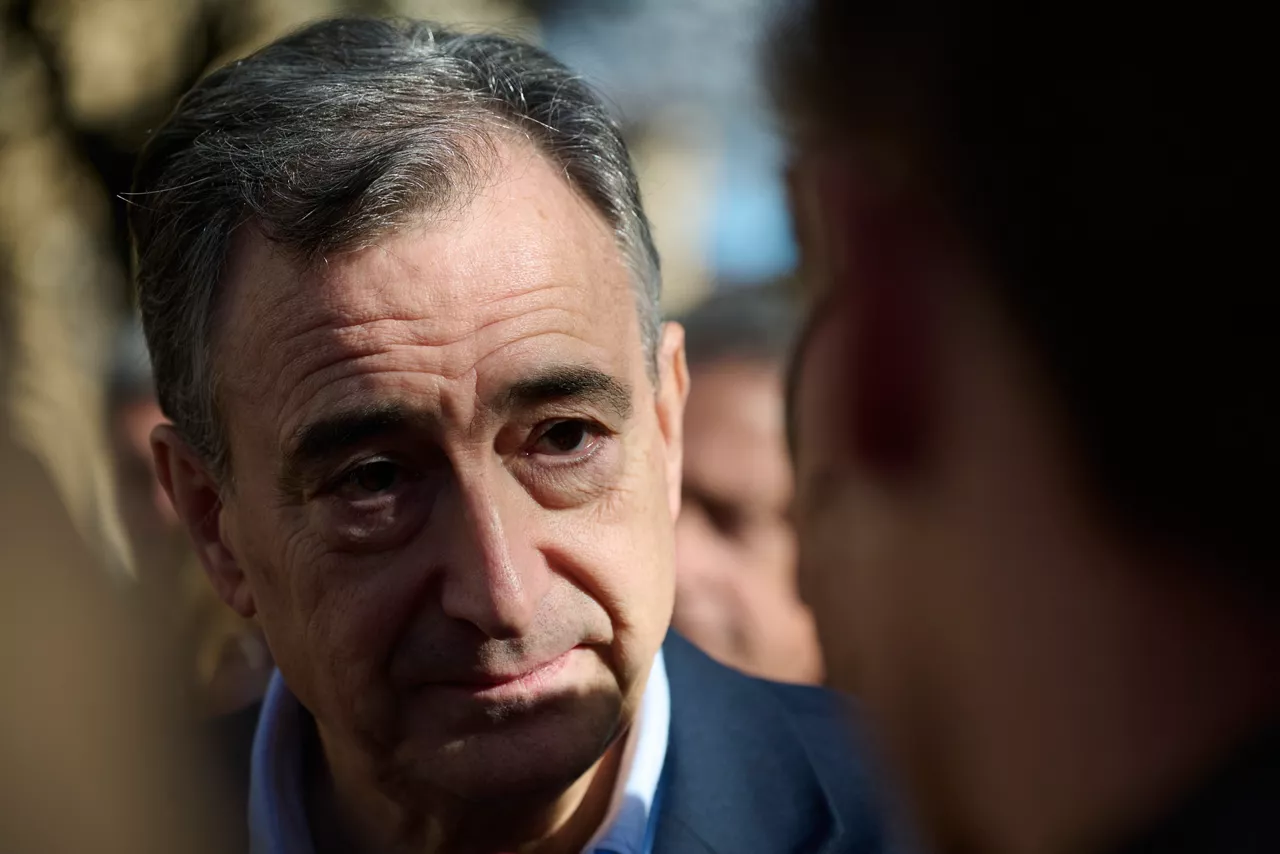 PAMPLONA, 17/11/2025.- El presidente del PNV, Aitor Esteban, este lunes en Pamplona, antes de la celebración de la reunión semanal del Euzkadi Buru Batzar. EFE/Iñaki Porto
