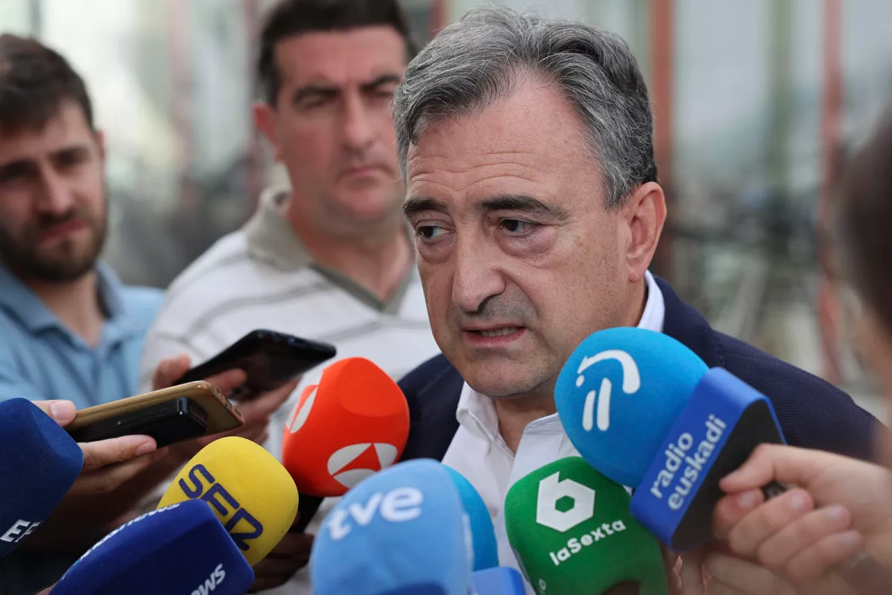 GRAFCAV8686. BILBAO, 12/06/2025.-El presidente del PNV, Aitor Esteban, realiza declaraciones donde se ha mostrado hoy "sorprendido" por el hecho de que el presidente del Gobierno, Pedro Sánchez, en su comparecencia de este jueves, haya "casi convertido en sentencia" el informe de la UCO sobre las grabaciones al hasta ahora secretario de Organización del PSOE, Santos Cerdán. EFE/Luis Tejido
