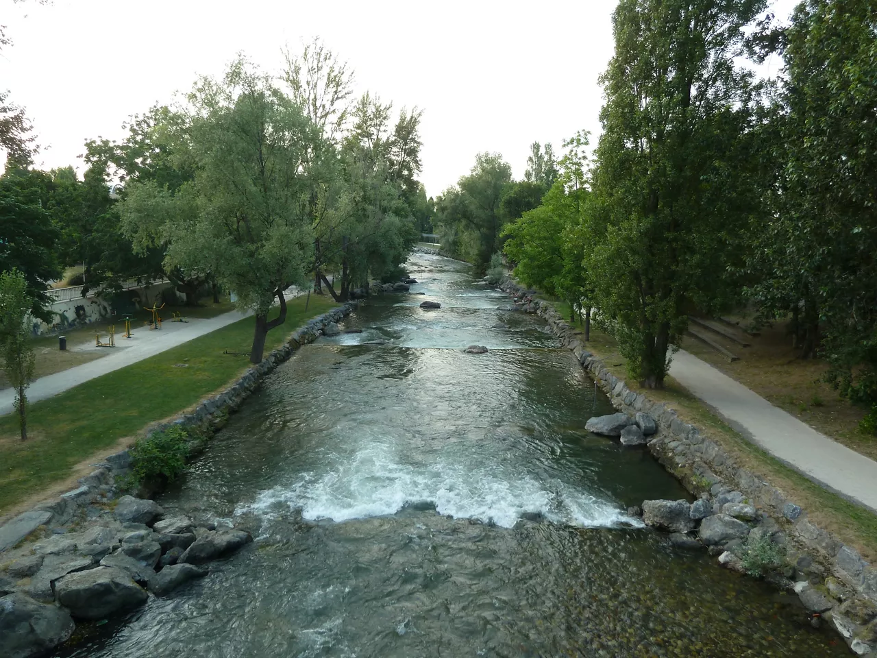 La sequía que afecta a Ipar Euskal Herria sigue empeorando, y con ella, las autoridades han intensificado las medidas para controlar el consumo de agua. La prefectura de Pirineos Atlánticos ha anunciado nuevas restricciones, que se suman a las ya impuestas el pasado viernes. 