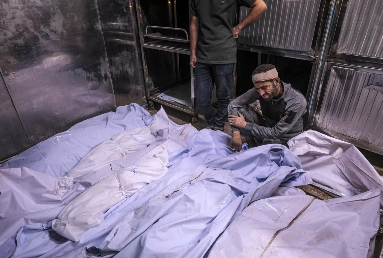 GAZA CITY (---), 15/07/2025.- A man mourns over dead bodies at the Al-Shifa hospital in Gaza City, 15 July 2025. According to the Palestinian Ministry of Health in Gaza, 12 members of the Azzam were killed following an Israeli airstrike the previous nighth in Tal Al Hawa neighbourhood. EFE/EPA/MOHAMMED SABER
