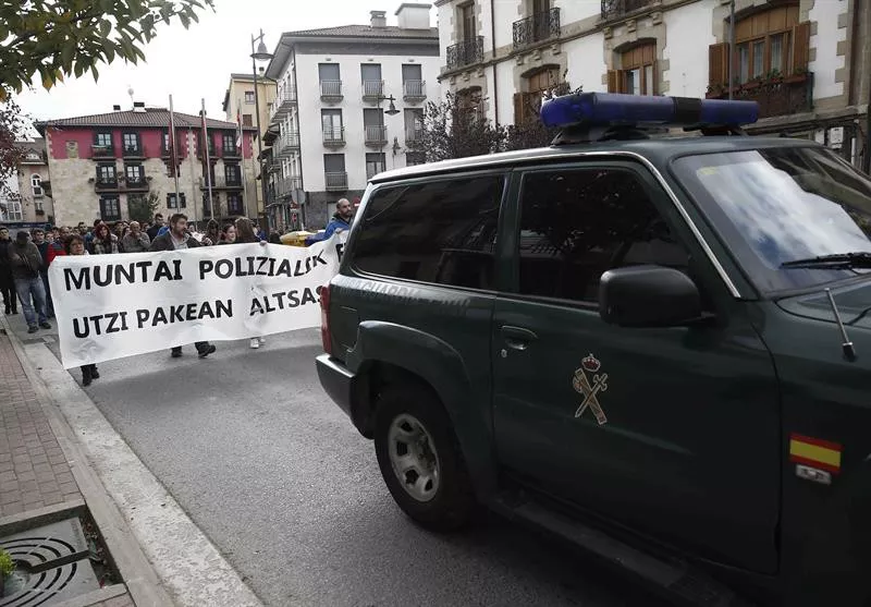 Los vecinos de Alsasua denunciaro que todo se trata de un montaje policial y mediático. Foto: EFE