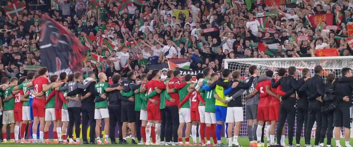 Euskal Selekzioa y Palestina, unidas tras el final del emotivo encuentro que transciende el fútbol 