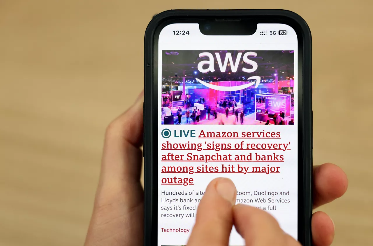 LONDON (United Kingdom), 20/10/2025.- News abour AWS services on a mobile handset in London, Britain, 20 October 2025. An outage of Amazon Web Services has knocked out some of the world's biggest websites and apps including the websites of banks, snapchat and government websites. (Reino Unido, Londres) EFE/EPA/ANDY RAIN

